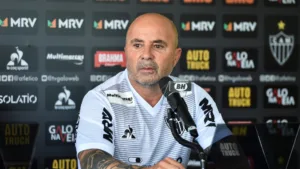 Torcedores do Atlético pedem a saída de Cuca e definem Sampaoli como técnico ideal: “Apresenta na segunda-feira”