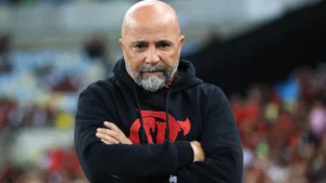 Torcedores do Atlético-MG produzem cartazes contra Caixinha e Zubeldía e pedem Sampaoli: “Chega de comodismo”