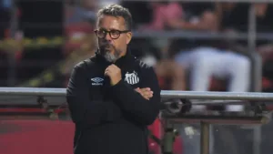 Santos anuncia demissão de Cléber Xavier e torcida critica diretoria: “Esperou o time ser humilhado”