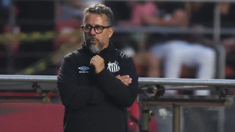 Santos anuncia demissão de Cléber Xavier e torcida critica diretoria: “Esperou o time ser humilhado”