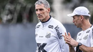 Vojvoda estreia hoje em Santos x Fluminense e provável escalação irrita torcedores: “Já vai começar errado”