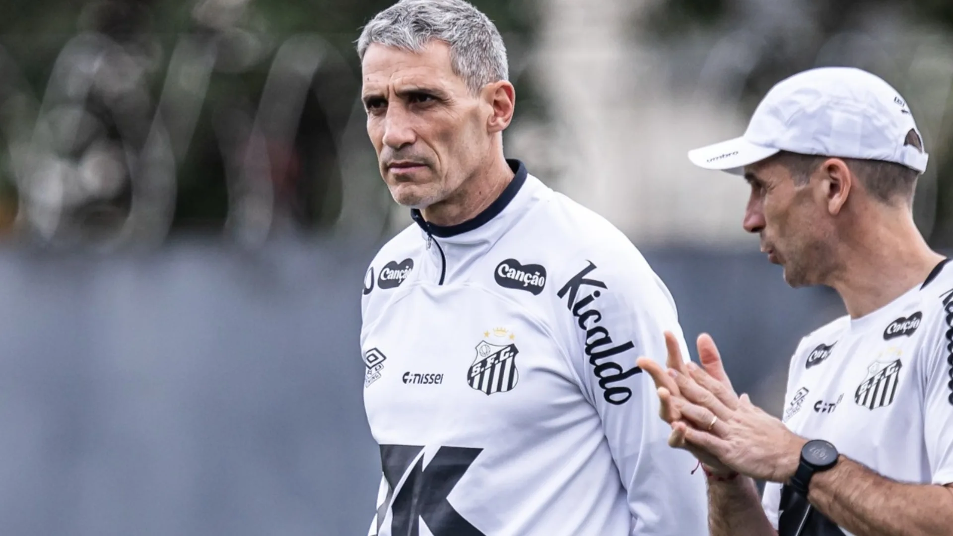 Vojvoda estreia hoje em Santos x Fluminense e provável escalação irrita torcedores: “Já vai começar errado”