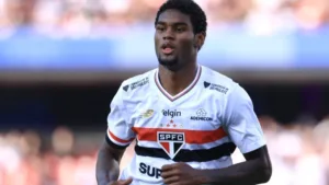 Olympiacos entra na briga por Lucas Ferreira, São Paulo cogita subir pedida e torcida reage: “Capaz de vender para o Cruzeiro”