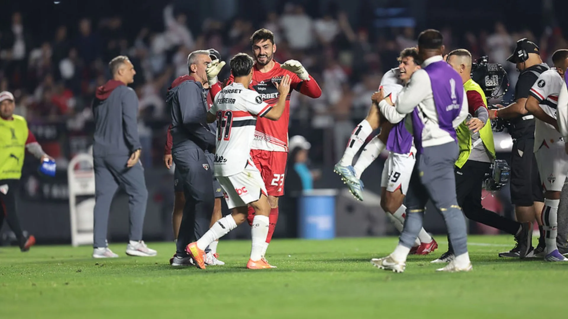 São Paulo elimina o Atlético Nacional, avança na Libertadores e torcedores aclamam Rafael: “Melhor goleiro do Brasil”