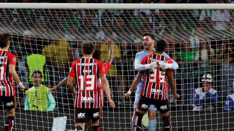 Cicinho acredita que o São Paulo escapou de uma goleada na Libertadores. “Torcedor tem que comemorar o empate”