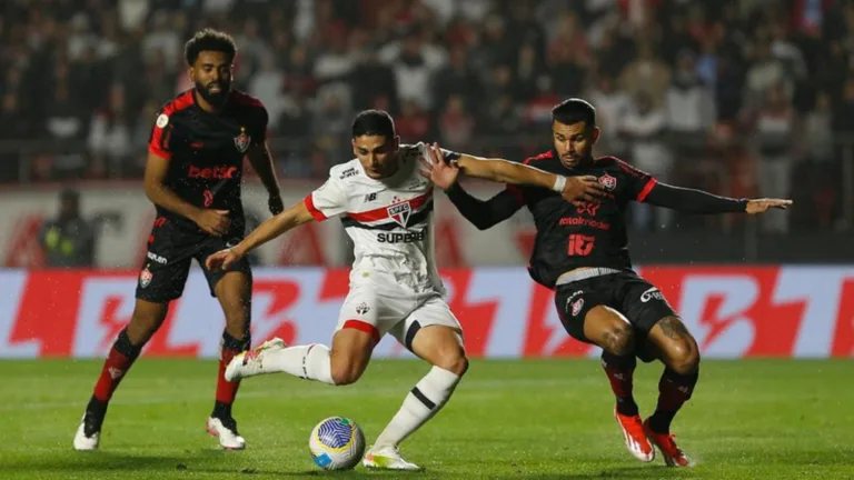 Onde assistir São Paulo x Vitória ao vivo pelo Brasileirão: prováveis escalações, desfalques e retrospecto