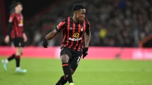 Cruzeiro negocia com o atacante Sinisterra, do Bournemouth, e Nicola explica: “A ideia é pegar por empréstimo”