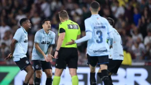 Sóbis vê Grêmio sem elenco e faz alerta no Brasileirão: “Acha que um jogador vai mudar tudo”
