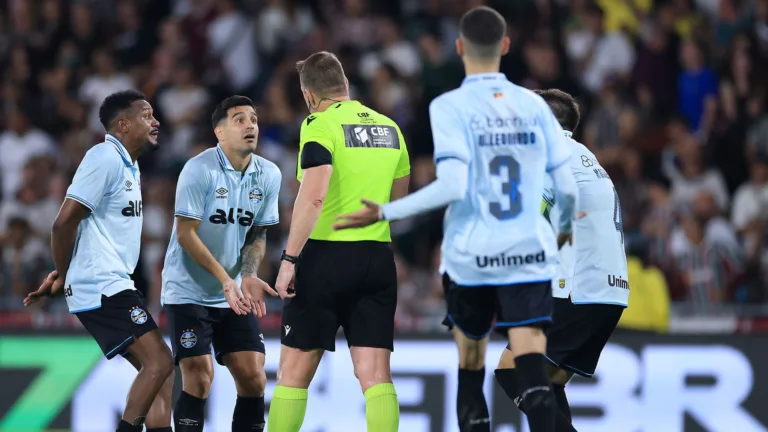 Sóbis vê Grêmio sem elenco e faz alerta no Brasileirão: “Acha que um jogador vai mudar tudo”