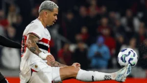 Cicinho banca vitória do São Paulo contra o Atlético Nacional-COL na Libertadores: “Vai continuar 100%”