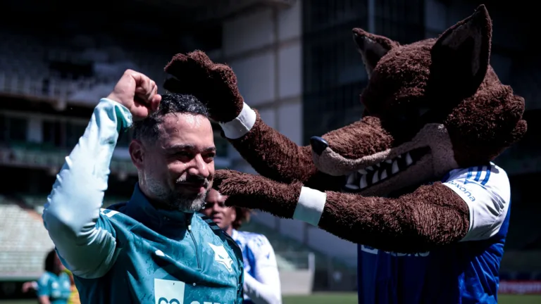 Jonas Urias, técnico do Cruzeiro, dispara: “Vamos trabalhar muito e enfrentar olho no olho o Palmeiras”