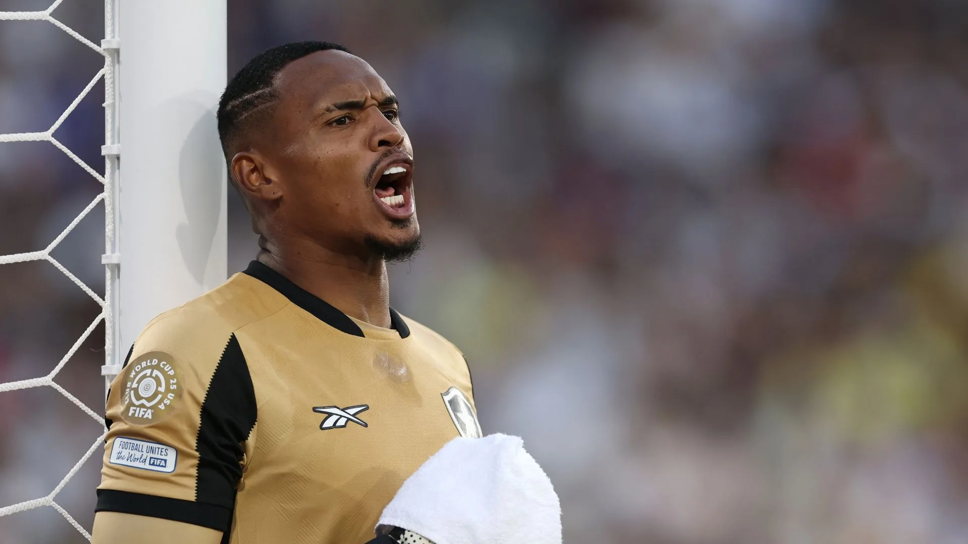 Torcida do Botafogo se divide sobre saída de John para o West Ham: “Que postura decepcionante”