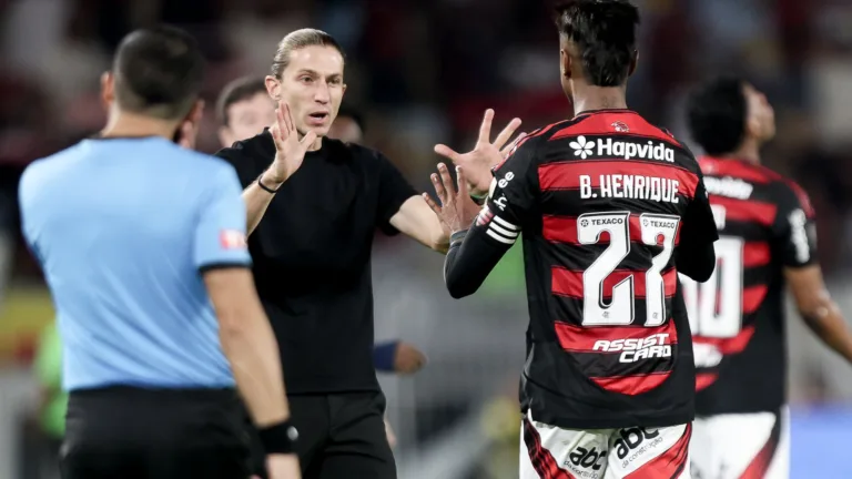 Torcida do Flamengo critica Filipe Luís mesmo com vitória sobre o Internacional na Libertadores: “É um saco assistir”