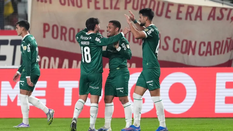 Torcida do Palmeiras aprova Flaco López e Vitor Roque em vitória na Libertadores e crava: “Reeditando Romário e Bebeto”