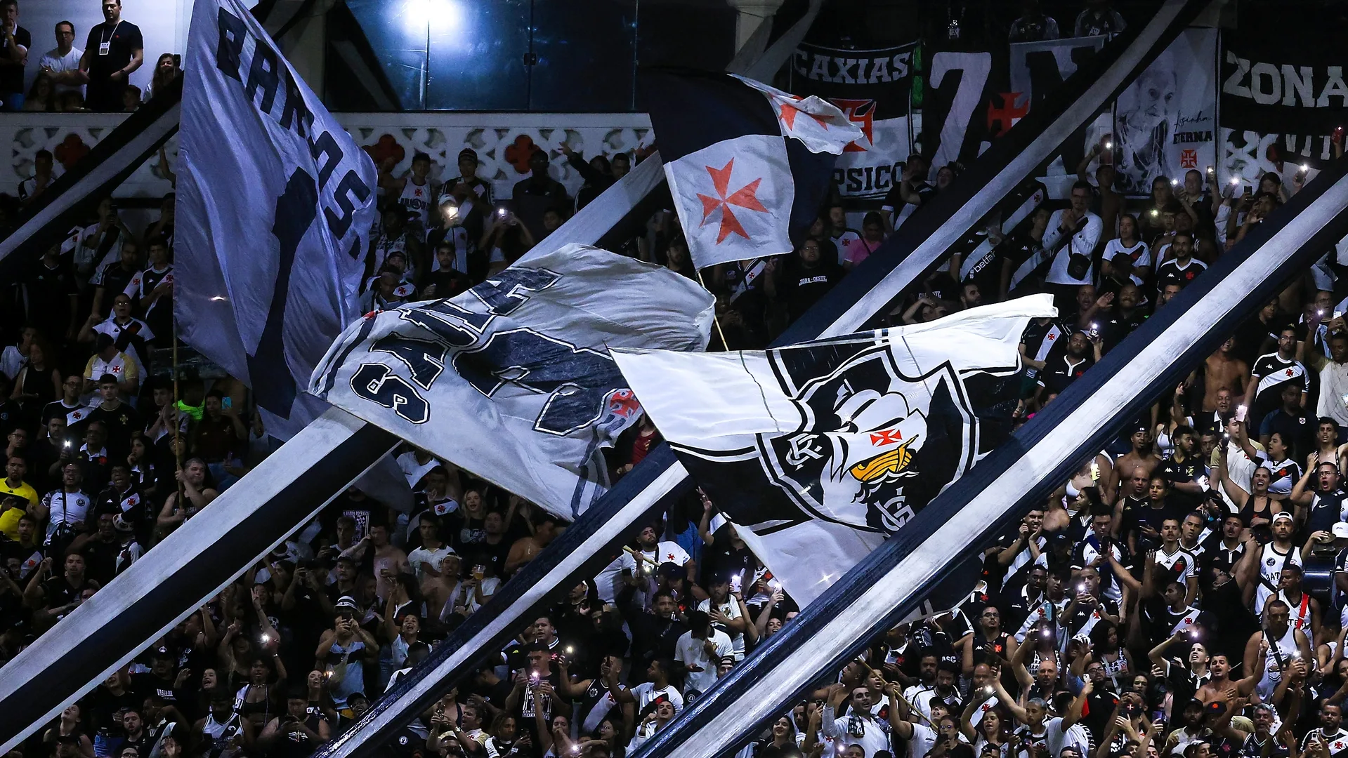 Vasco estuda recorrer à Justiça para enfrentar Boca e Flamengo em São Januário