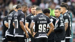 Vampeta elege o Vasco como “presa” vulnerável no Brasileirão: “Está sendo caçado e não consegue respirar”