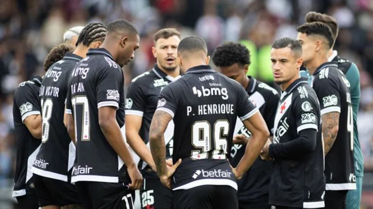 Vampeta elege o Vasco como “presa” vulnerável no Brasileirão: “Está sendo caçado e não consegue respirar”
