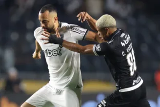 Arthur Cabral e Barros disputam bola em Vasco x Botafogo