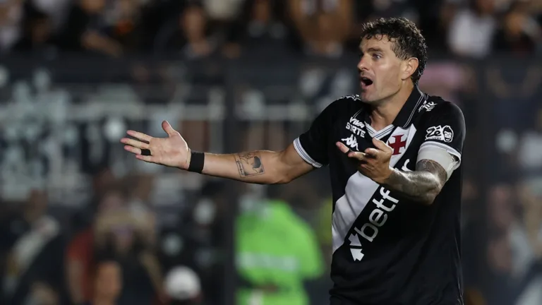 Vasco tem Vegetti fora, Piton de volta e Diniz muda escalação contra o Santos pelo Brasileirão Série A