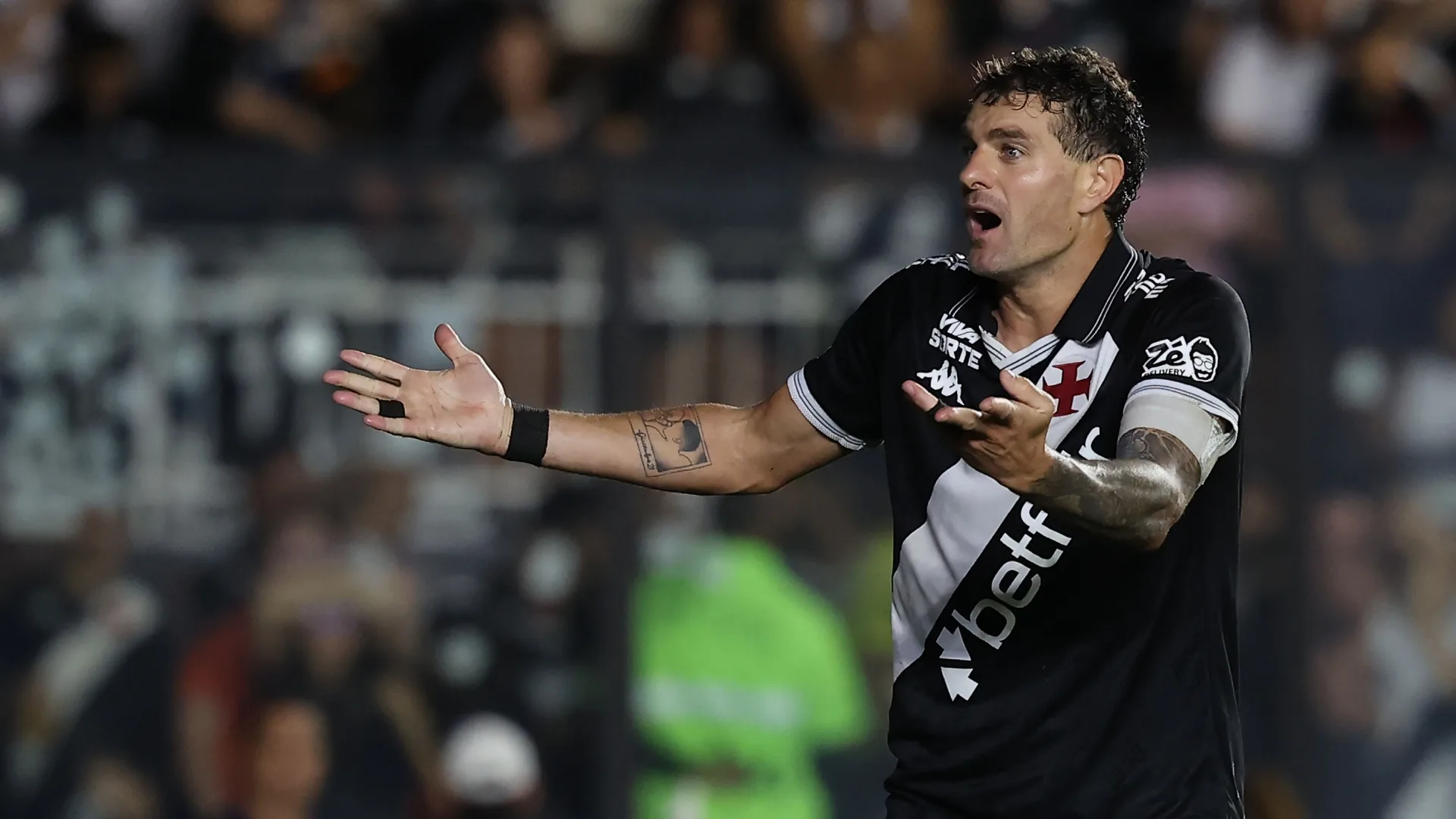 Vasco tem Vegetti fora, Piton de volta e Diniz muda escalação contra o Santos pelo Brasileirão Série A