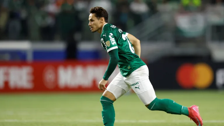 Danilo Lavieri critica momento do Veiga no Palmeiras, mas ‘escuta’ de torcedores que ‘ele entende o peso do dérbi’