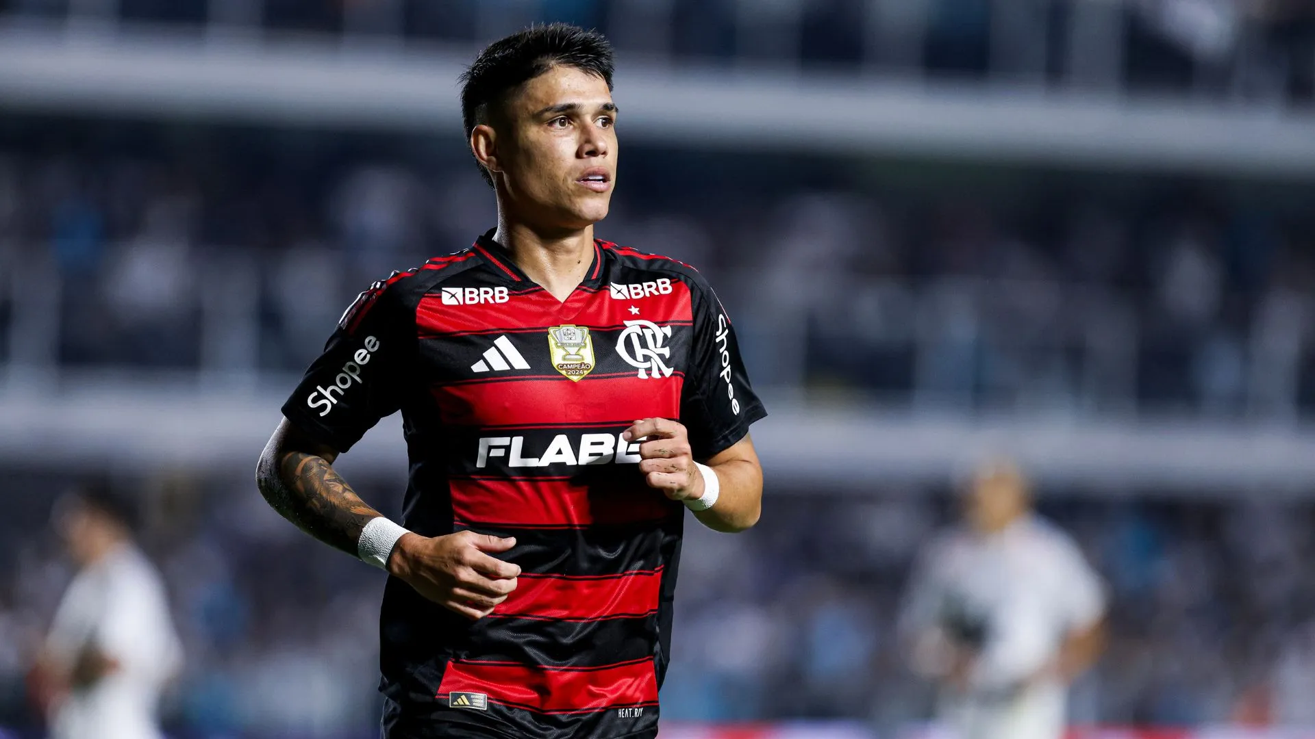 Venê Casagrande revela que Luiz Araújo substitui Arrascaeta em Flamengo x Internacional e torcida ironiza: “Carrascal joga de zagueiro?”