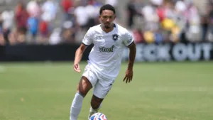 Vitinho, do Botafogo, é convocado pela Seleção Brasileira após lesão de Vanderson e torcedores ironizam: “Luciano Juba é japonês”