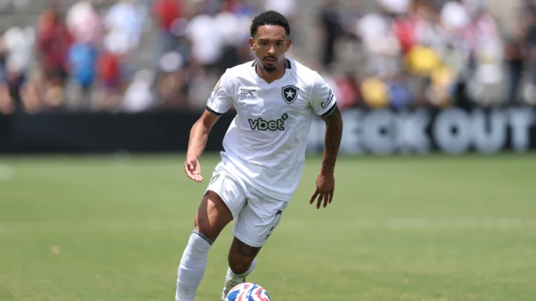 Vitinho, do Botafogo, é convocado pela Seleção Brasileira após lesão de Vanderson e torcedores ironizam: “Luciano Juba é japonês”