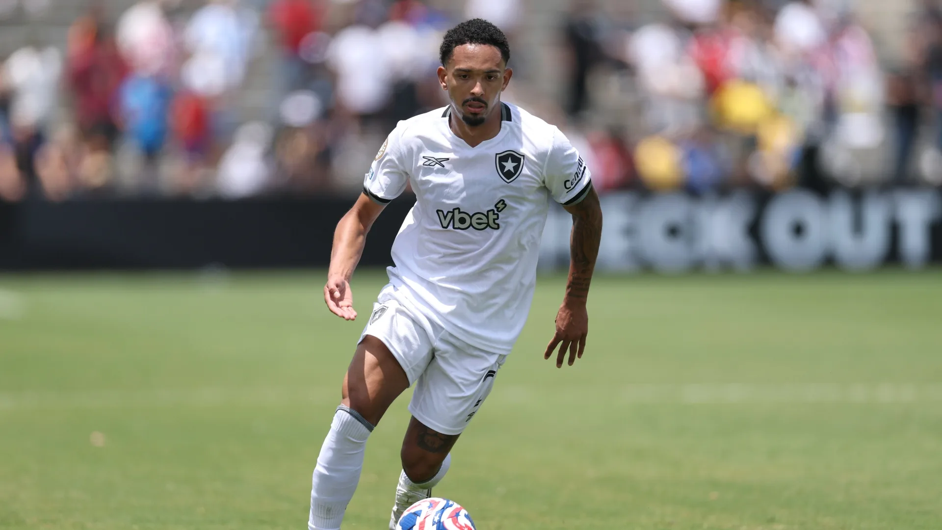 Vitinho, do Botafogo, é convocado pela Seleção Brasileira após lesão de Vanderson e torcedores ironizam: “Luciano Juba é japonês”