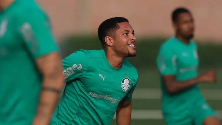 Cicinho banca vitória do Palmeiras contra o Universitario pelas oitavas da Libertadores: “Acredito que volta classificado”