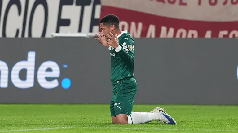 Vitor Roque, Endrick e mais: Romário elege o camisa 9 ideal para a seleção brasileira