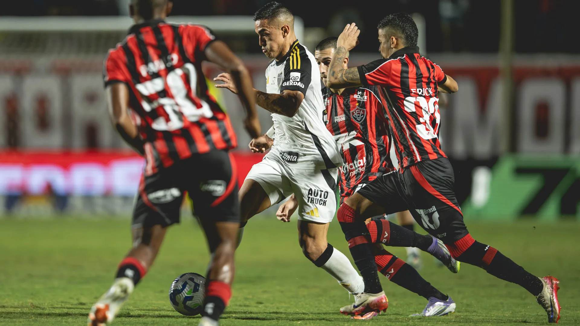 Atlético-MG perde para o Vitória no Barradão e torcedores não perdoam Hulk: “Ninguém percebe o dano que causa?”