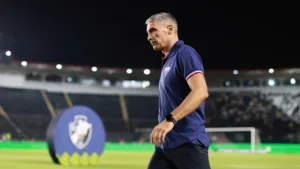 Vojvoda assiste à derrota do Santos para o Bahia e torcedores avisam: “Bom técnico, mas não é milagreiro”