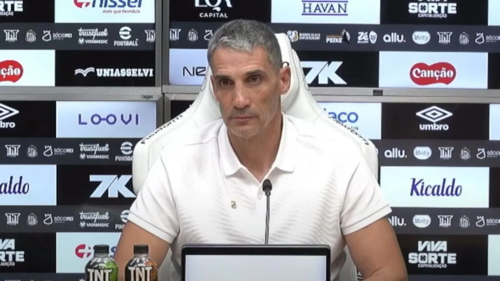 Juan Pablo Vojvoda é apresentado como novo técnico do Santos e dispara: “Vou aprender com Neymar”