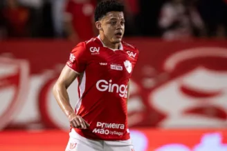 Walisson Maia, é um futebolista brasileiro que atua como zagueiro central do Vila Nova