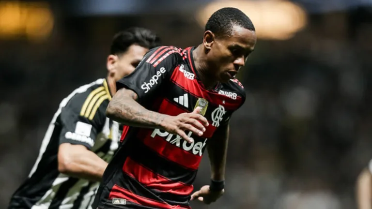 Roger Flores reprova “bobeira” e prevê futuro de Wallace Yan no Flamengo: “A gente pode falar em seleção”