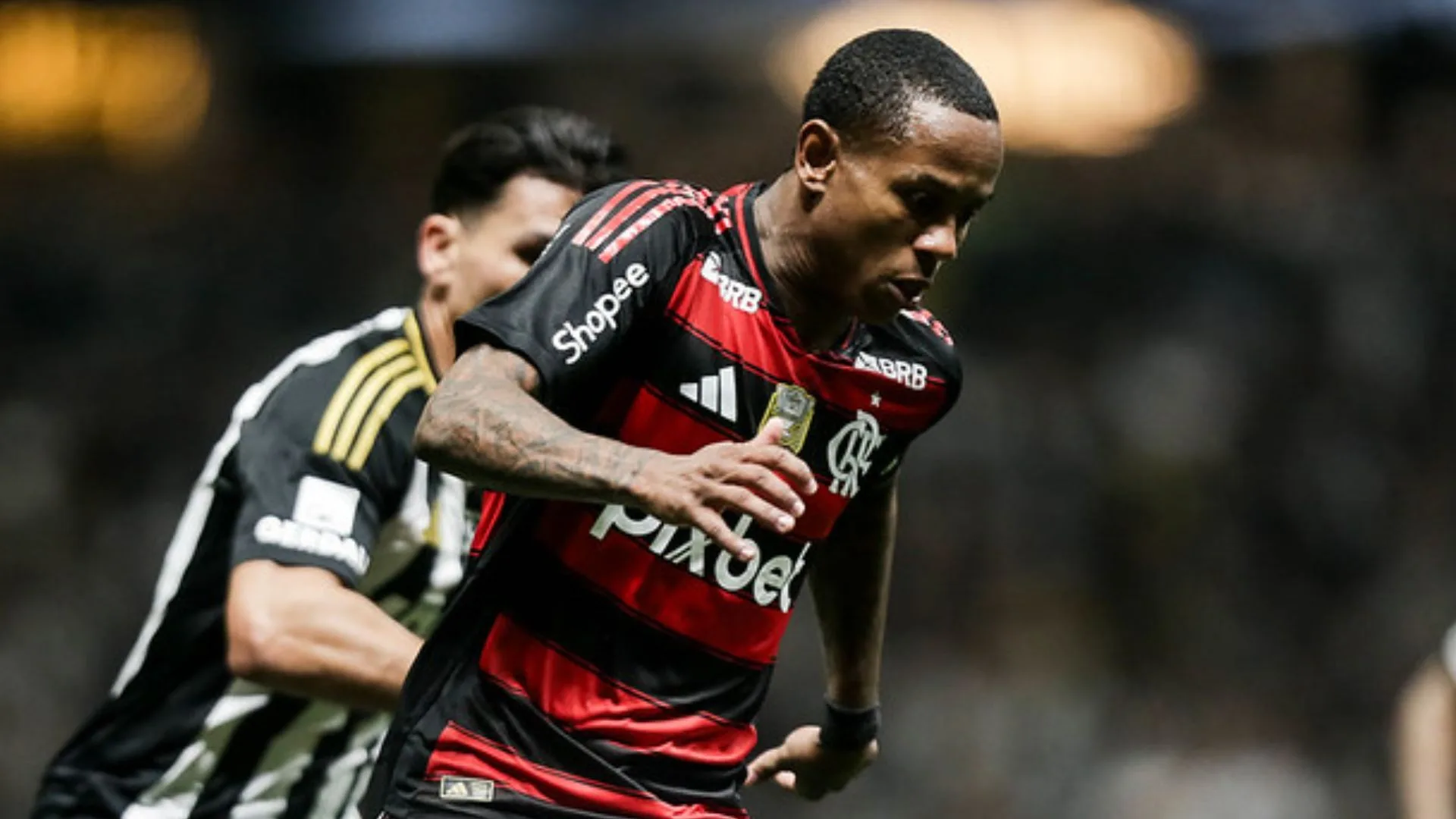 Roger Flores reprova “bobeira” e prevê futuro de Wallace Yan no Flamengo: “A gente pode falar em seleção”