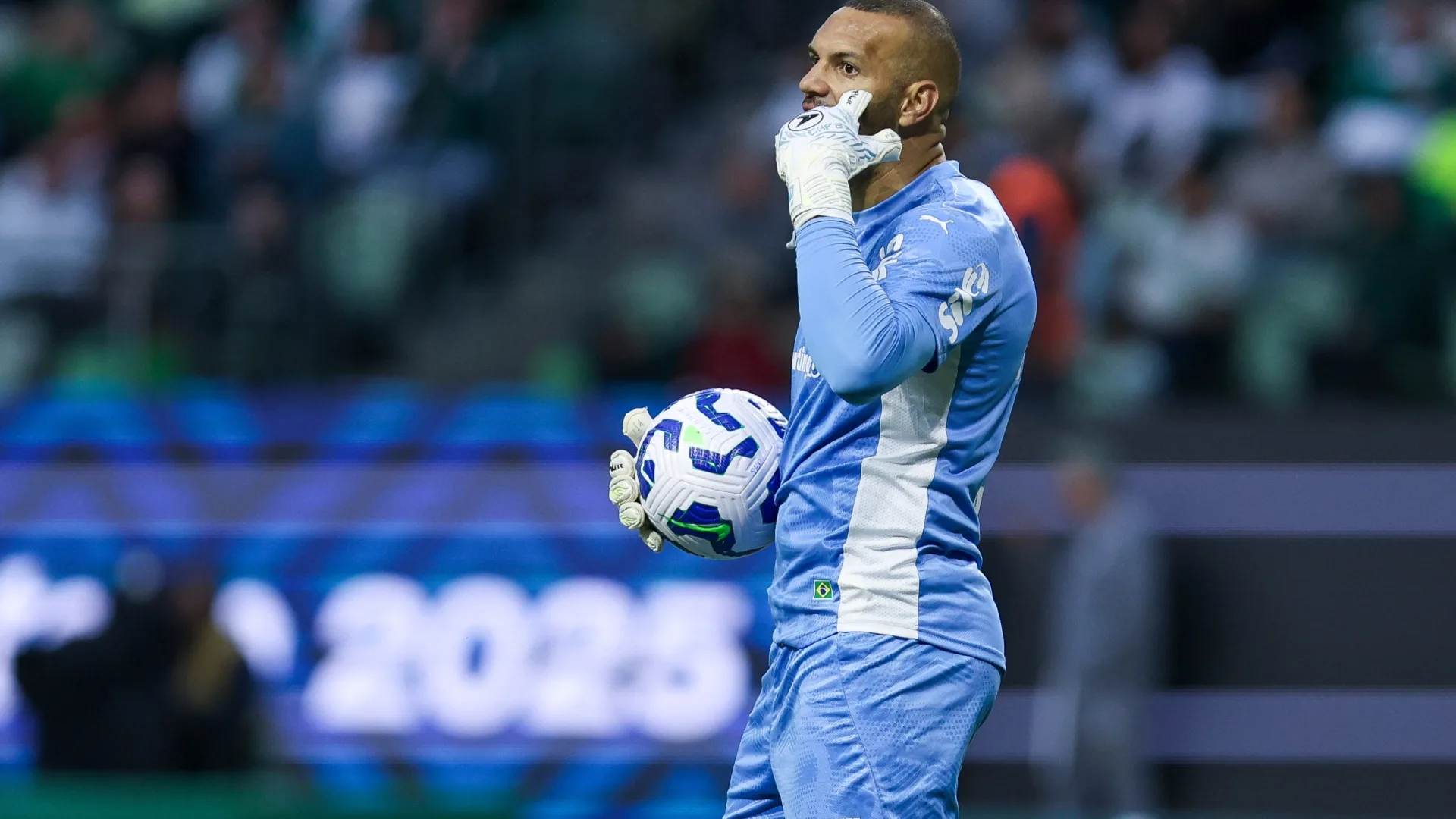Weverton manda recado para Carlos Miguel e projeta disputa pela titularidade do time: “Quem ganha é o Palmeiras”