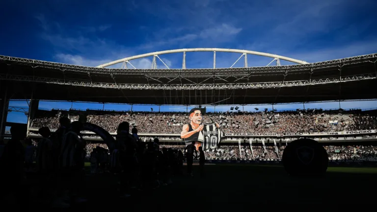 Torcedores do Botafogo homenageiam Savarino com bandeirão no Nilton Santos