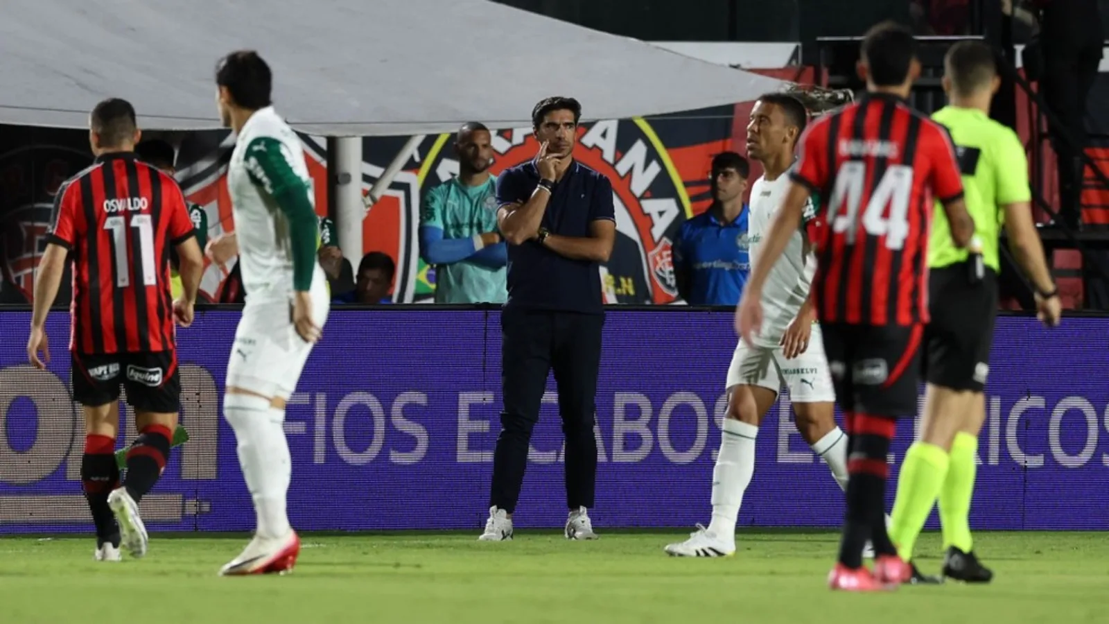 Abel diz que Palmeiras fez um bom jogo em empate e enaltece Barradão: “É difícil jogar aqui”