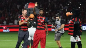 Emerson Royal avalia sua primeira partida como titular do Flamengo: “Estou longe do que posso entregar”