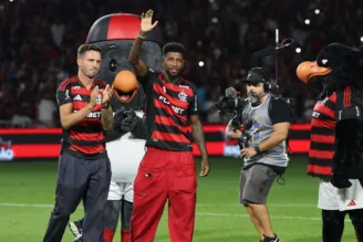 Emerson Royal avalia sua primeira partida como titular do Flamengo: "Estou longe do que posso entregar"
