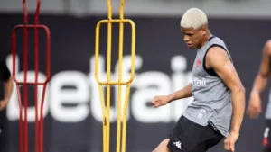 Torcida do Vasco sugere Cauan Barros titular com Fernando Diniz após retorno de empréstimo: “Já bota de titular”