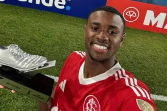 Manchester United mostra interesse em Ricardo Mathias, do Internacional, e torcida protesta: "Só o Roger não vê"