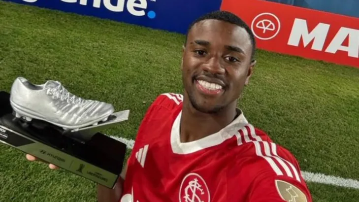 Manchester United mostra interesse em Ricardo Mathias, do Internacional, e torcida protesta: “Só o Roger não vê” Manchester United mostra interesse em Ricardo Mathias, do Internacional, e torcida protesta: “Só o Roger não vê”