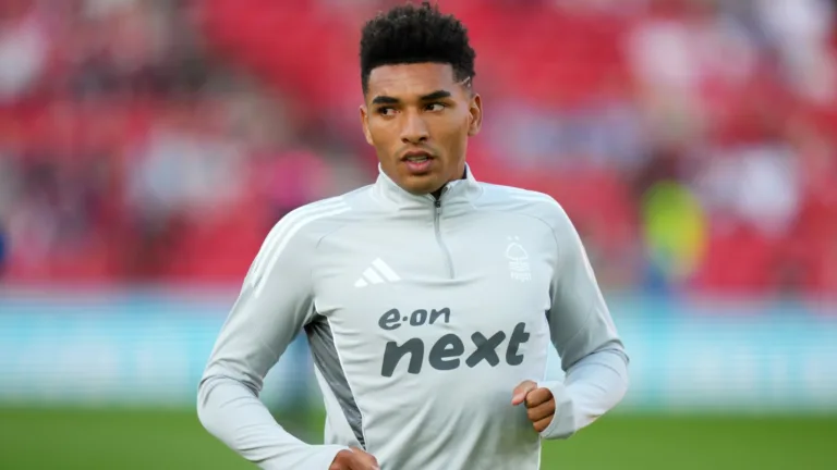 Igor Jesus começa no banco do Nottigham e torcida do Botafogo corneta: “Banco do caneludo Chris Wood”