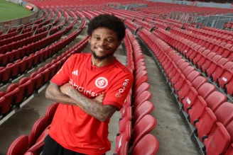 Luiz Adriano compara centroavantes