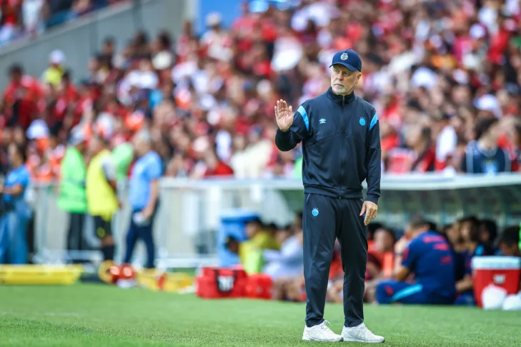 Eric Faria comenta Flamengo x Grêmio e diz que Mano Menezes é a ‘kriptonita’ de Filipe Luís: “Ele consegue amarrar” Eric Faria comenta Flamengo x Grêmio e diz que Mano Menezes é a ‘kriptonita’ de Filipe Luís: “Ele consegue amarrar”