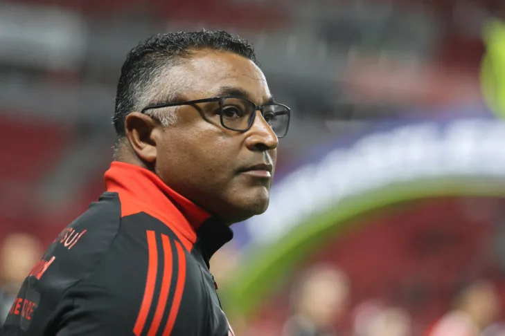 Roger Machado admite alívio no Internacional e minimiza vaias da torcida no Beira-Rio: “Me aplaudiram na final do Gauchão” Roger Machado admite alívio no Internacional e minimiza vaias da torcida no Beira-Rio: “Me aplaudiram na final do Gauchão”