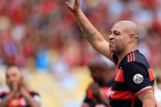 Adriano Imperador em sua despedida do futebol